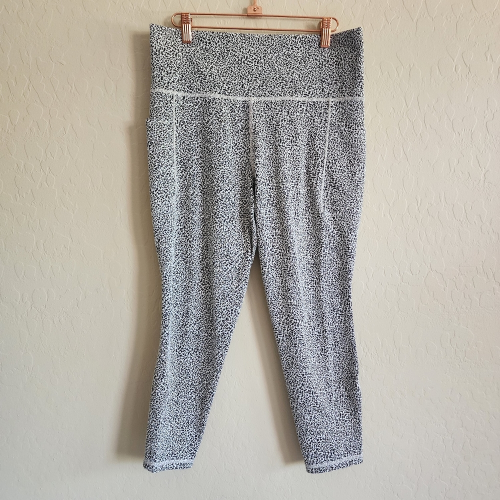 Athleta Salutation Stash Textured Tight Large